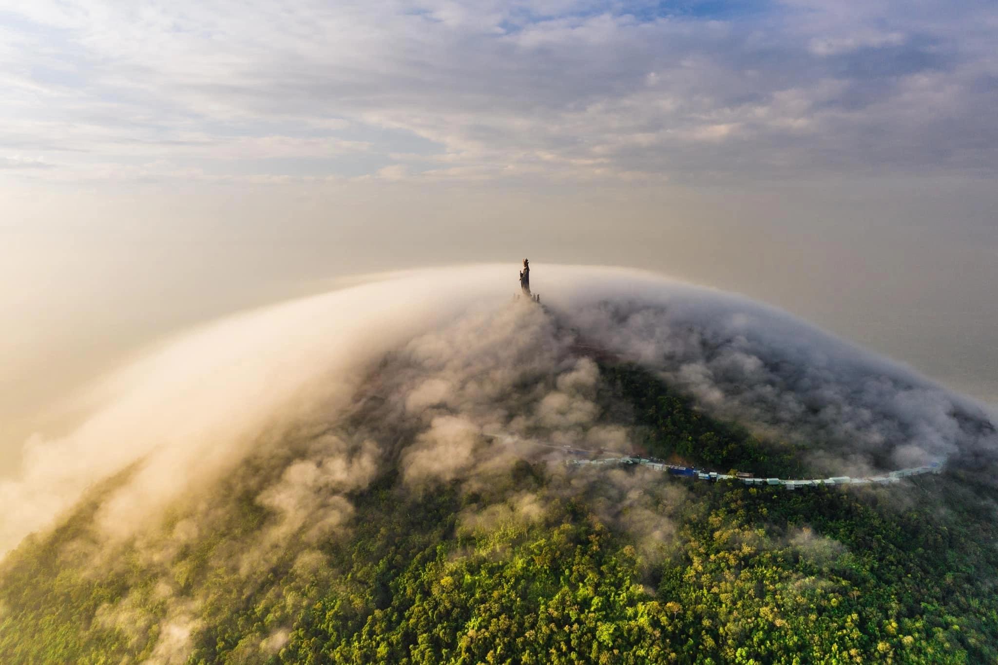 Thuê xe đi Tour Núi Bà Đen